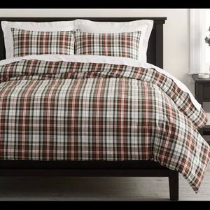 POTTERY BARN QUEEN DUVET COVER, WITH 2 STANDARD SHAMS